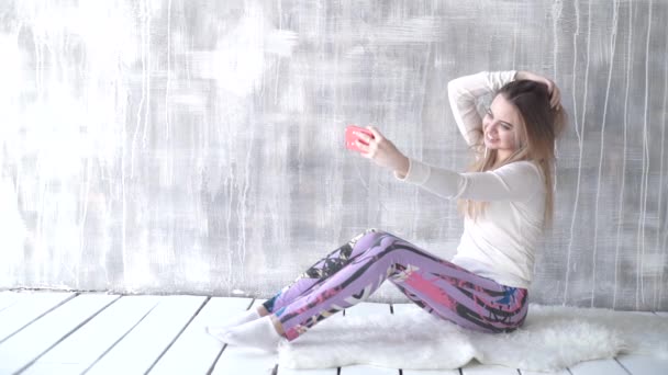 Müzik ve selfies alarak akıllı telefonla sohbet mutlu genç kız — Stok video