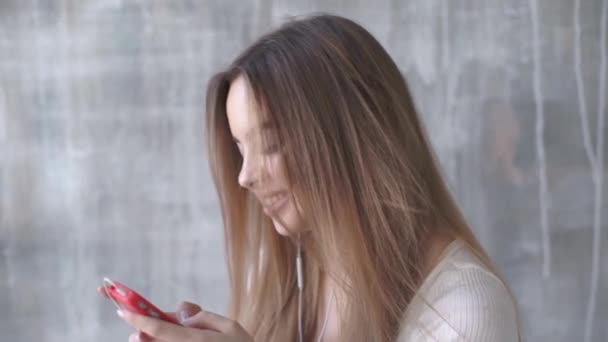 Joyeux adolescent fille écouter la musique et bavarder par téléphone intelligent prendre selfies — Video