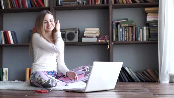 Teenager-Mädchen hört Musik von ihrem Laptop — Stockvideo