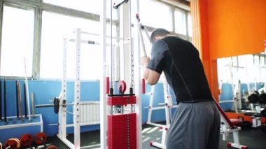 yakışıklı bir adam jimnastik egzersizleri yapıyor