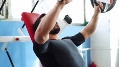 kol kasları egzersiz fitness kulübünde iki etmek serbest ağırlık kaldırarak adam.