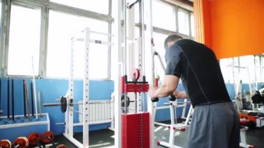 yakışıklı bir adam jimnastik egzersizleri yapıyor