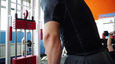 yakışıklı bir adam jimnastik egzersizleri yapıyor