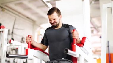 Spor exercies yapan erkek ve çok yorgun