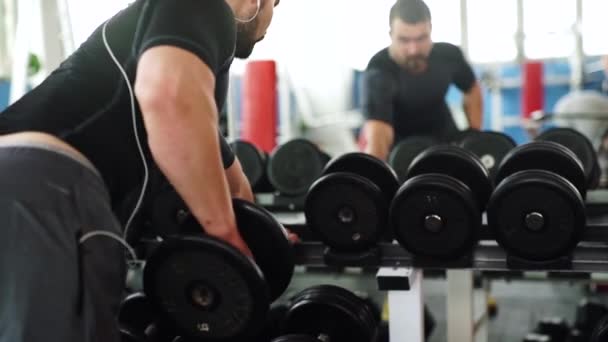 Hombre entrenando con pesas — Vídeo de stock