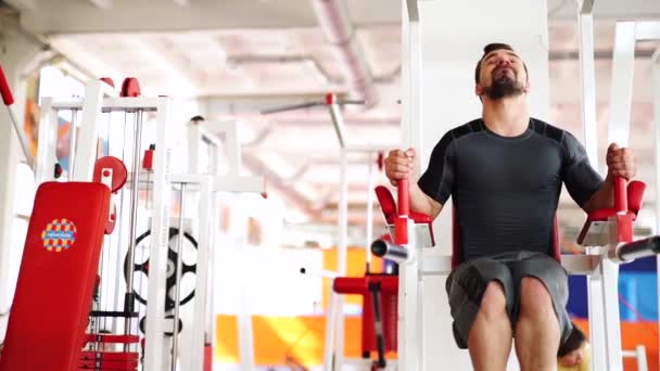Hombre haciendo ejercicios deportivos y tan cansado — Vídeos de Stock