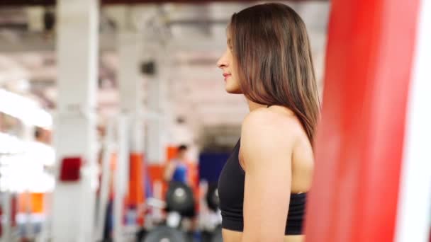 年轻体育女人与哑铃在健身房里锻炼。健身. — 图库视频影像