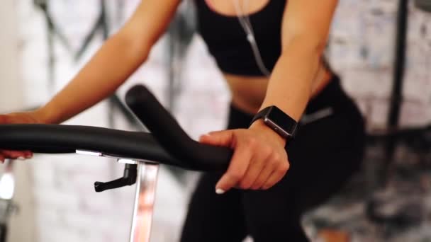 Reloj inteligente que muestra una frecuencia cardíaca de la mujer que hace ejercicio en el gimnasio — Vídeo de stock