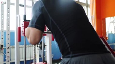 yakışıklı bir adam jimnastik egzersizleri yapıyor