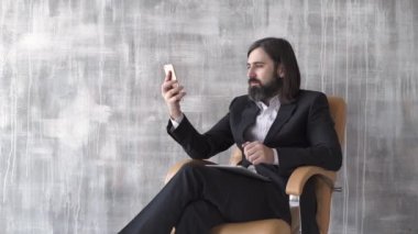 adam telefonda kredi kartıyla ödeme yapar
