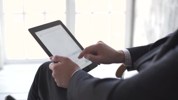 Крупный план мужских рук касающихся цифрового планшета — стоковое видео