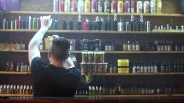 vape Dükkanı satıcı alıcı ve exhaling duman e-sigara göster