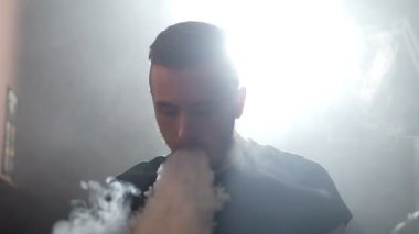 genç adam olun BKİ dumanlı vape dükkan inşa bir bobin