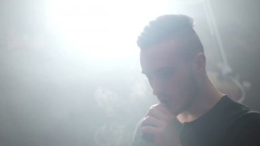 duman e-sigara vape slowmotion olarak ile büyük bulutlar exhaling genç vaper adam