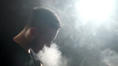 duman e-sigara vape slowmotion olarak ile büyük bulutlar exhaling genç vaper adam