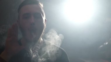 duman e-sigara vape slowmotion olarak ile büyük bulutlar exhaling genç vaper adam