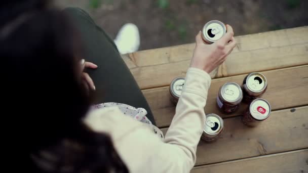 Joven mujer es beber bebidas gaseosas de lata. vista superior — Vídeo de stock