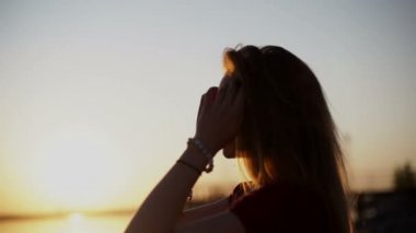 genç kız güzel günbatımı kameraya gülümseyen üzerinde güneş gözlüğü