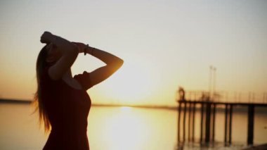 genç kız güzel günbatımı kameraya gülümseyen üzerinde güneş gözlüğü