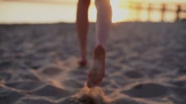 atış beach yalınayak gün batımı steadicam üzerinde yürüyen kadın