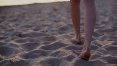 atış beach yalınayak gün batımı steadicam üzerinde yürüyen kadın