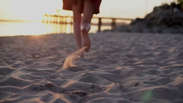 Mujer caminando en playa descalzo puesta del sol steadicam disparo — Vídeos de Stock