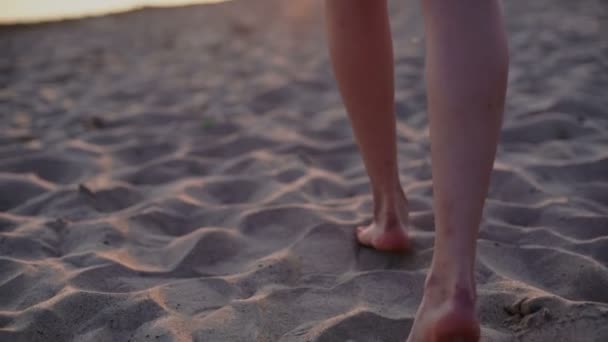 Kobieta spaceru na plaży boso steadicam zachód słońca strzał — Wideo stockowe