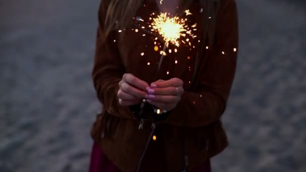 LOW MOTION: Retrato de um modelo de menina olha com sparklers em suas mãos — Vídeo de Stock