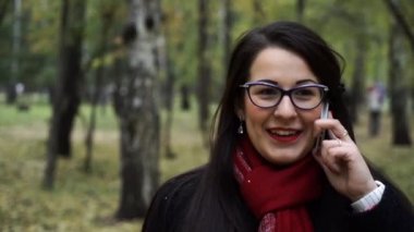 iş kadınları parkta, cep telefonunu kullanma