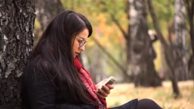 iş kadınları parkta, cep telefonunu kullanma