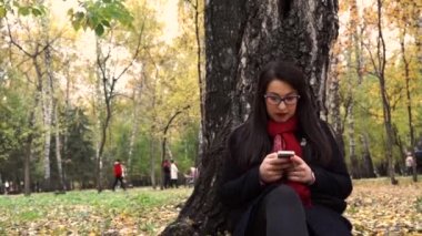 iş kadınları parkta, cep telefonunu kullanma