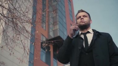 şık iş adamı adam dışında Sigara