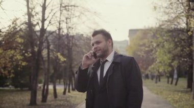 Adam, işadamı cellphone tarafından konuşuyor