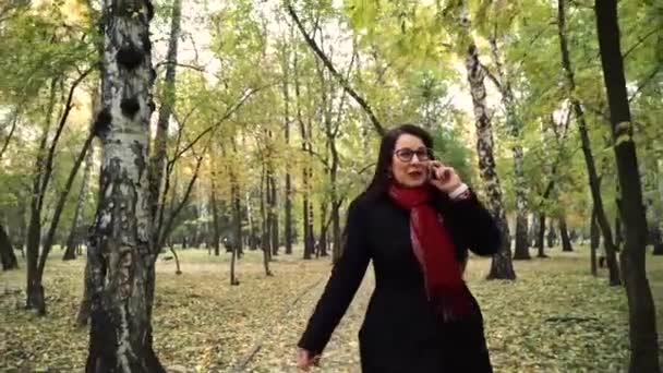 Business kvinnor använder en mobiltelefon i parken — Stockvideo