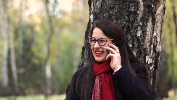 Business women use a cell phone in the park — Stock Video