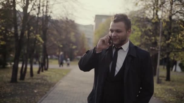 El hombre, hombre de negocios está hablando por teléfono celular — Vídeo de stock