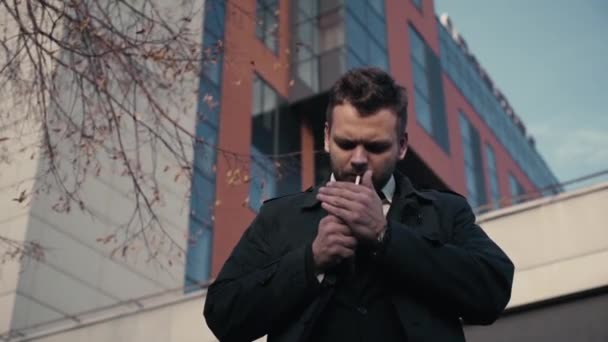 밖에 서 흡연 하는 세련 된 사업가 남자 — 비디오