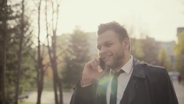 Adam, işadamı cellphone tarafından konuşuyor — Stok video