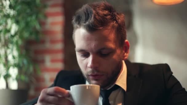 Homem de negócios bebendo café no café — Vídeo de Stock