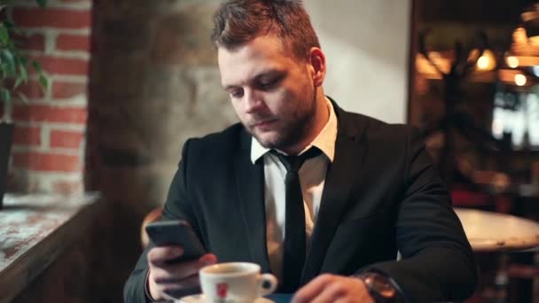 カフェでコーヒーを飲みながらビジネスの男性 — ストック動画