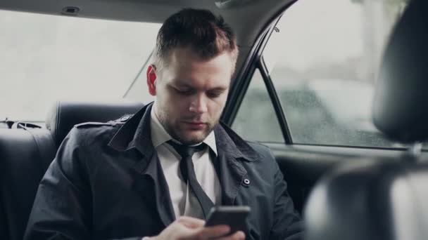 Hombre de negocios haciendo una llamada telefónica en su coche — Vídeo de stock
