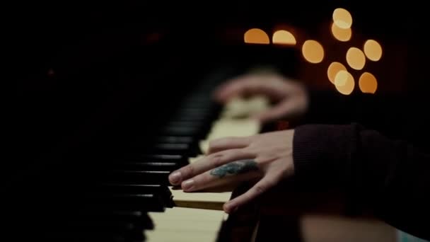 Piano spelen kerst — Stockvideo