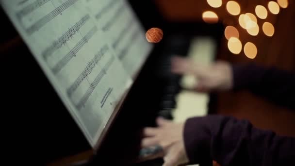 Pianoforte suonare il Natale — Video Stock