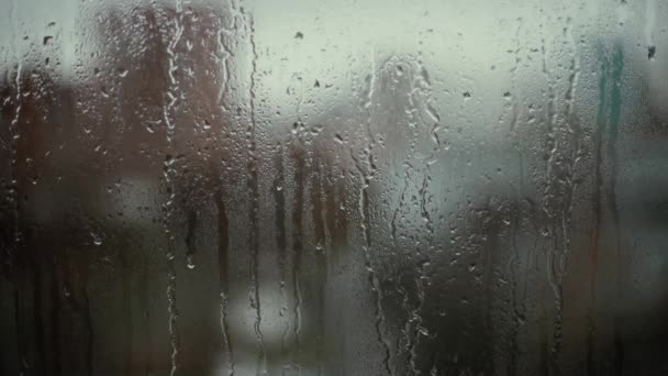 Gouttes de pluie sur fond de verre bokeh — Video