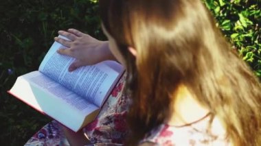 Genç kız kitap okuyor.