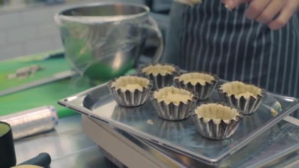 Молодые повара делают десерты на кухне — стоковое видео