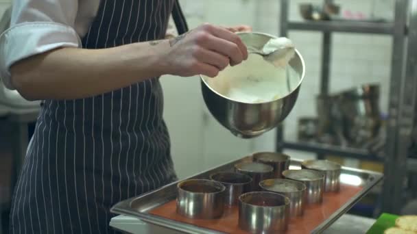 Jovens cozinheiros fazendo as sobremesas — Vídeo de Stock