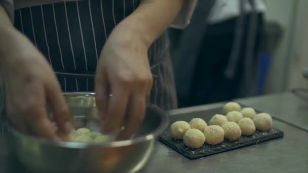 Junge Köche bereiten Desserts zu — Stockvideo