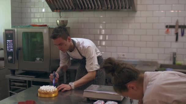Jeunes cuisiniers préparant des desserts — Video