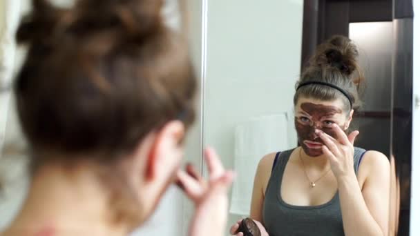 Mladá žena použití obličejové chocotate masku — Stock video